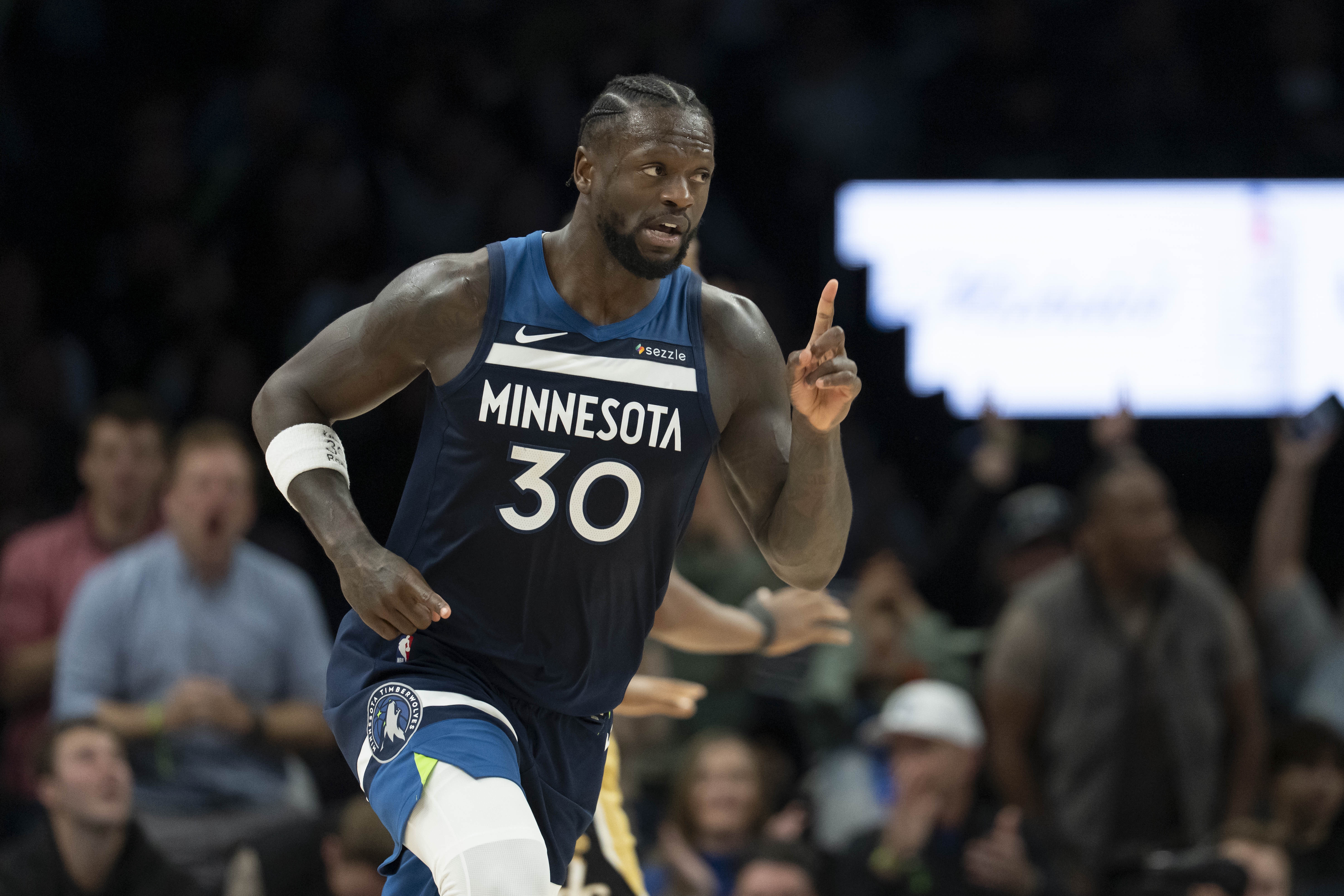 开云app-完全不设防！兰德尔一个转身到内线轻松扣进 森林狼领先雄鹿31分