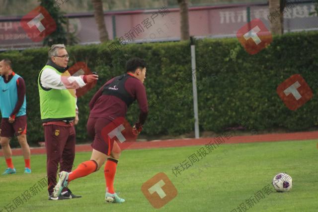 国足屯兵海口坚持血性+激情 苦练体能志在3月抢分