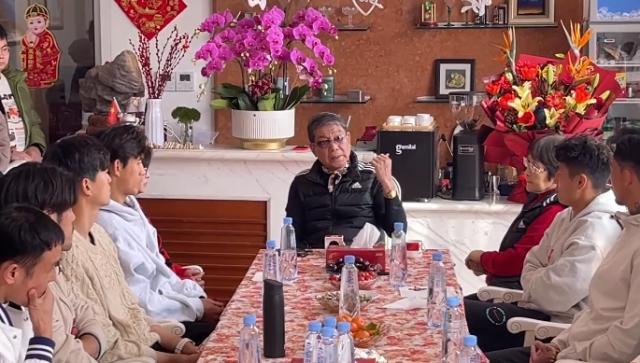 徐根宝携众国脚总结亚洲杯：中国足球提高认知