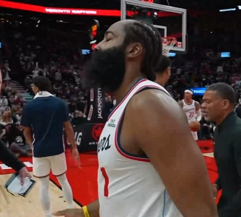 开云-此前已连得8分1帽！哈登绝杀后仰出手三不沾 快船猛龙进入加时