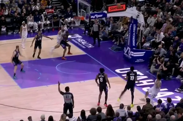 开云app-默里底角极限后仰三分再中，第三节已经独自砍下15分